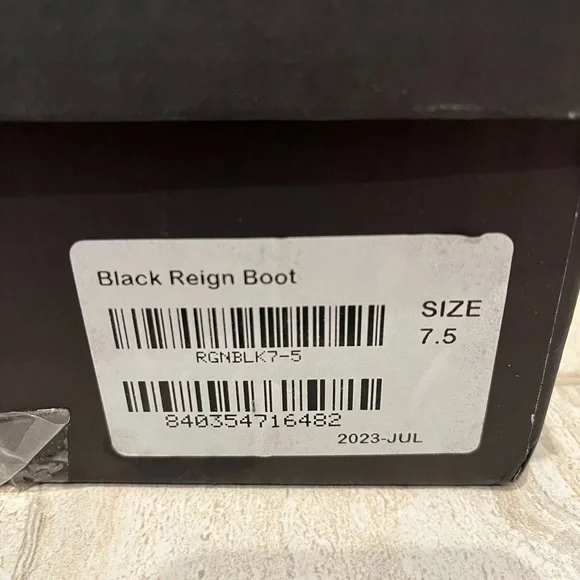 NEW IN BOX Thursday Boot Company Reign Chelsea Boots 7.5 - Picture 6 of 8